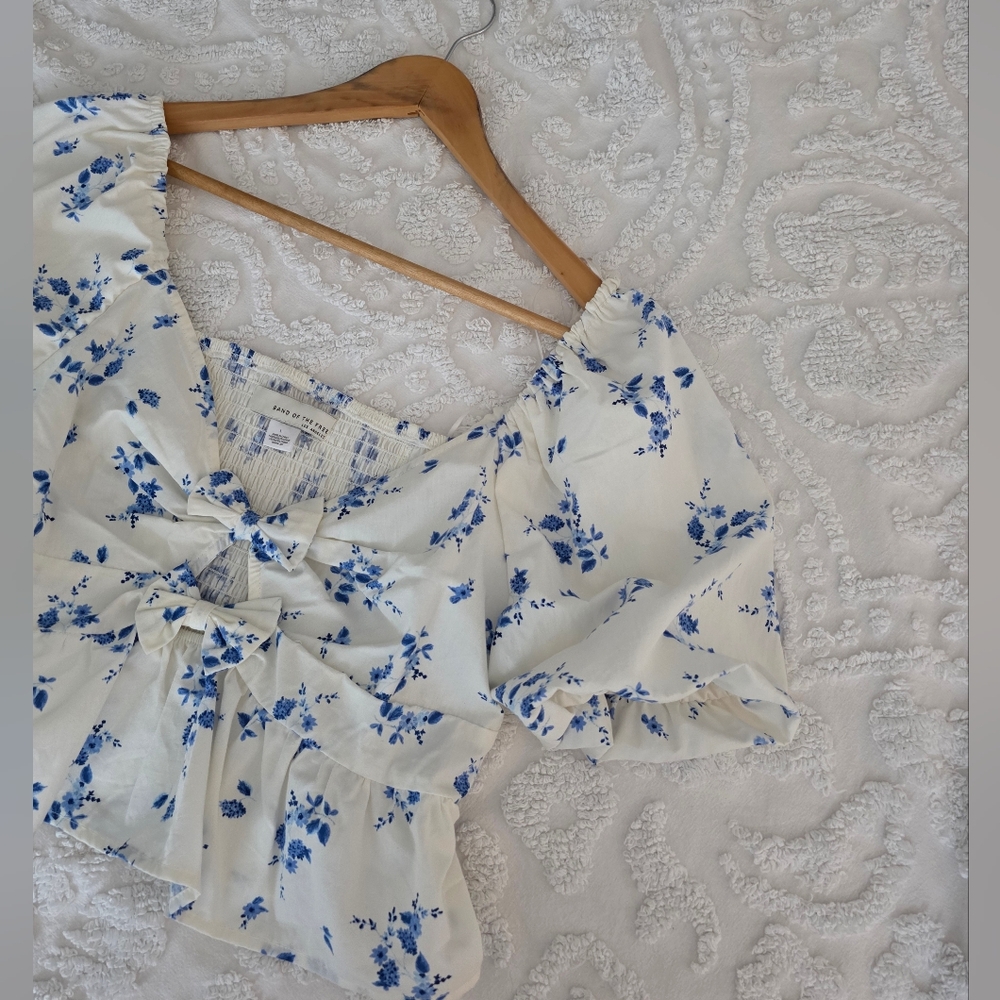 Band of The Free Puff Sleeve Peplum Bow Front Top Womens Size L Blue Floral NWOT